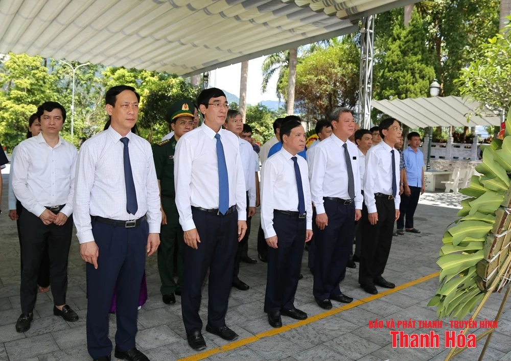 Phó Bí thư Thường trực Tỉnh ủy Lại Thế Nguyên viếng anh hùng liệt sĩ tại các nghĩa trang thuộc tỉnh Tuyên Quang