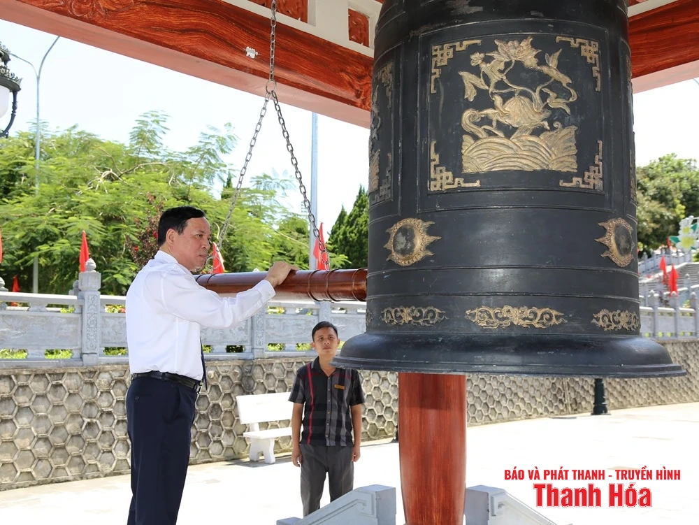 Phó Bí thư Thường trực Tỉnh ủy Lại Thế Nguyên viếng anh hùng liệt sĩ tại các nghĩa trang thuộc tỉnh Tuyên Quang