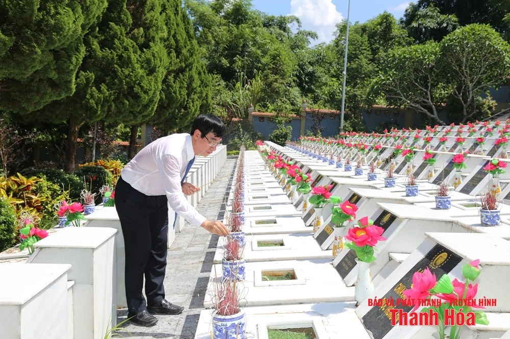Phó Bí thư Thường trực Tỉnh ủy Lại Thế Nguyên viếng anh hùng liệt sĩ tại các nghĩa trang thuộc tỉnh Tuyên Quang
