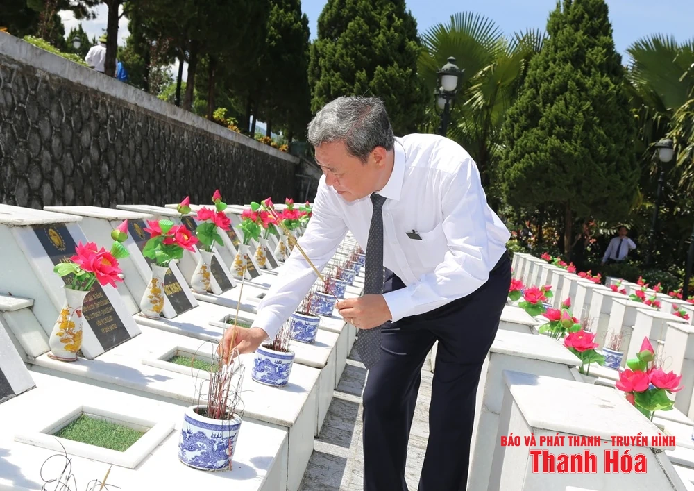 Phó Bí thư Thường trực Tỉnh ủy Lại Thế Nguyên viếng anh hùng liệt sĩ tại các nghĩa trang thuộc tỉnh Tuyên Quang