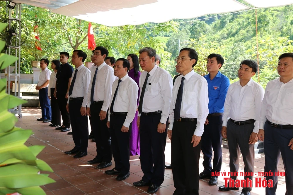 Phó Bí thư Thường trực Tỉnh ủy Lại Thế Nguyên viếng anh hùng liệt sĩ tại các nghĩa trang thuộc tỉnh Tuyên Quang