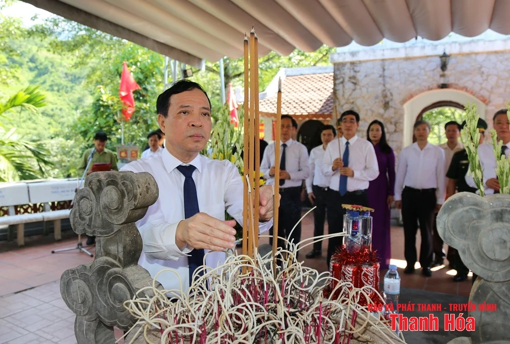 Phó Bí thư Thường trực Tỉnh ủy Lại Thế Nguyên viếng anh hùng liệt sĩ tại các nghĩa trang thuộc tỉnh Tuyên Quang