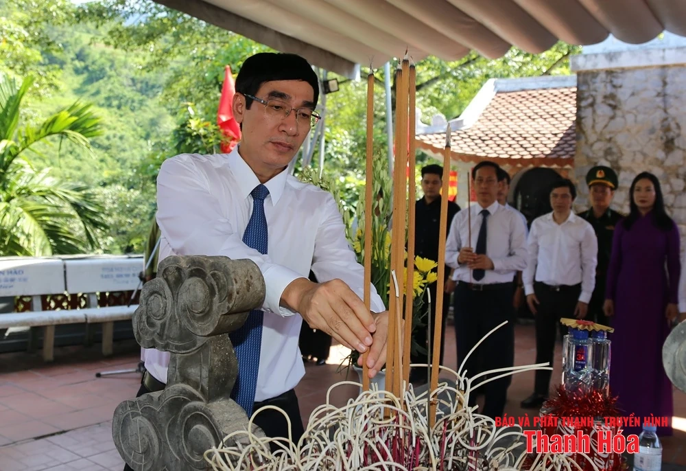 Phó Bí thư Thường trực Tỉnh ủy Lại Thế Nguyên viếng anh hùng liệt sĩ tại các nghĩa trang thuộc tỉnh Tuyên Quang