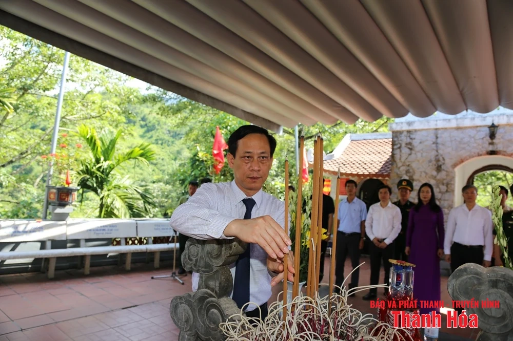 Phó Bí thư Thường trực Tỉnh ủy Lại Thế Nguyên viếng anh hùng liệt sĩ tại các nghĩa trang thuộc tỉnh Tuyên Quang