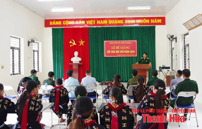 Bế giảng lớp xóa mù chữ cho phụ nữ dân tộc Dao