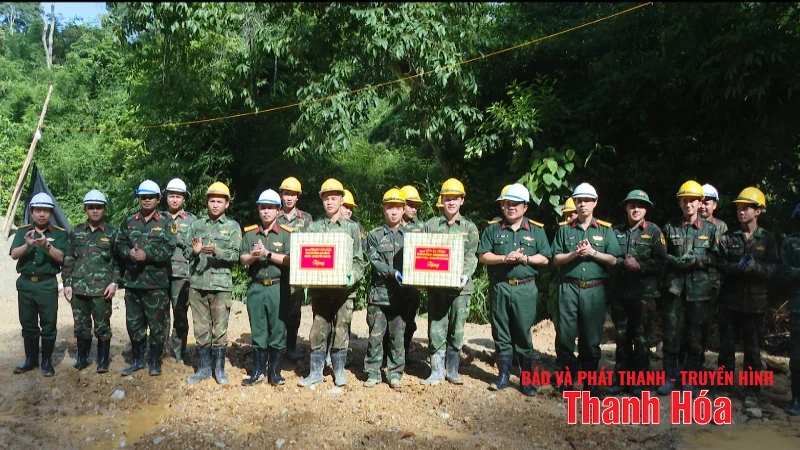 Chỉ huy trưởng Bộ CHQS tỉnh thăm, động viên lực lượng xây dựng công trình quốc phòng