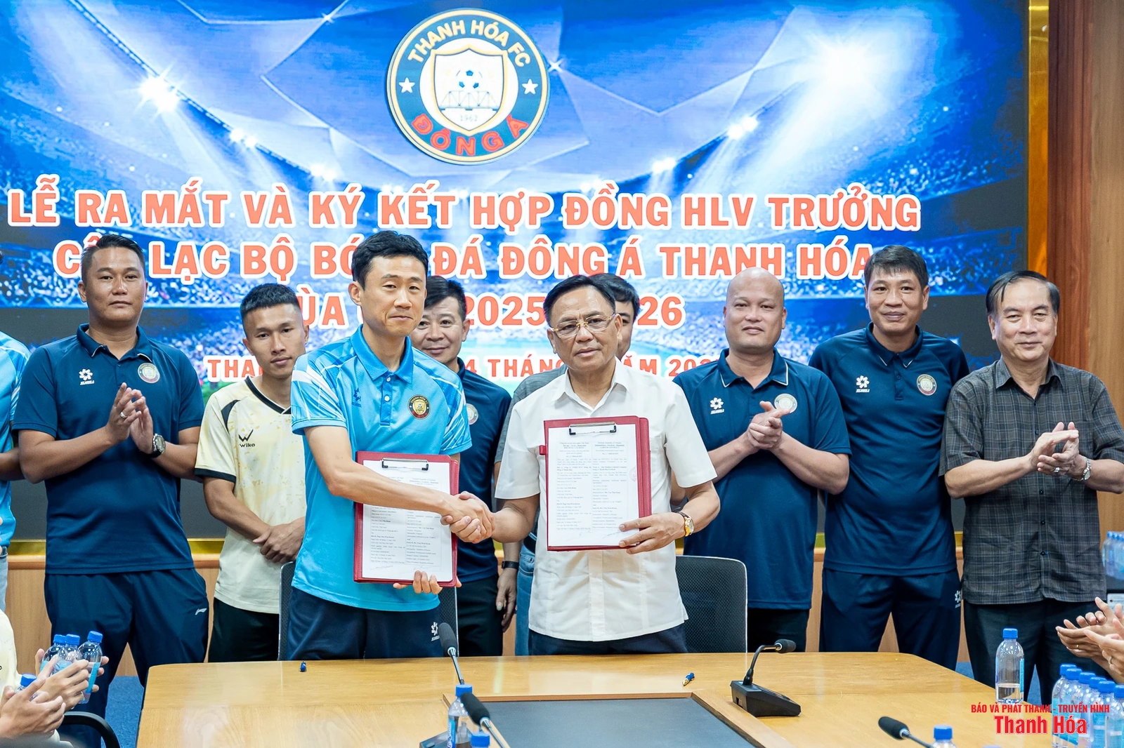 CLB Đông Á Thanh Hóa chính thức ra mắt HLV trưởng Choi Won Kwon