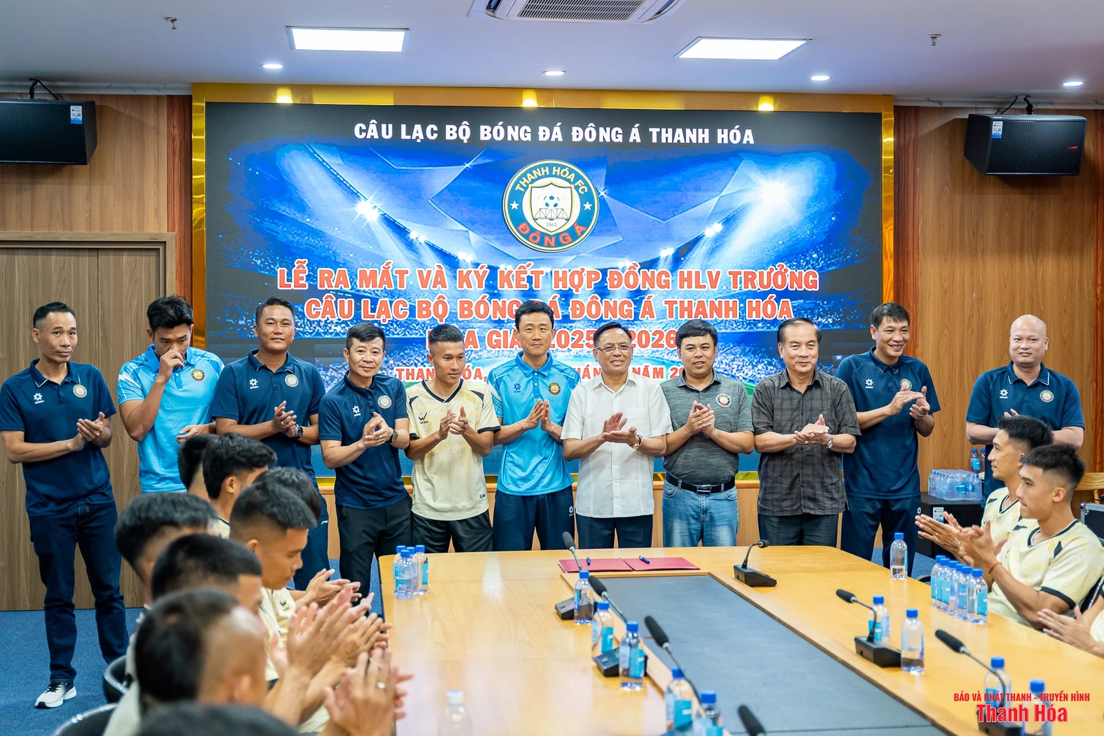 CLB Đông Á Thanh Hóa chính thức ra mắt HLV trưởng Choi Won Kwon