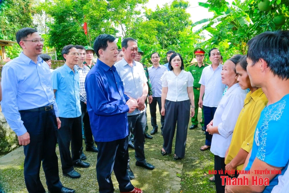 Phó Thủ tướng Chính phủ Mai Văn Chính thăm, tặng quà người dân vùng có nguy cơ bị ảnh hưởng bởi thiên tai