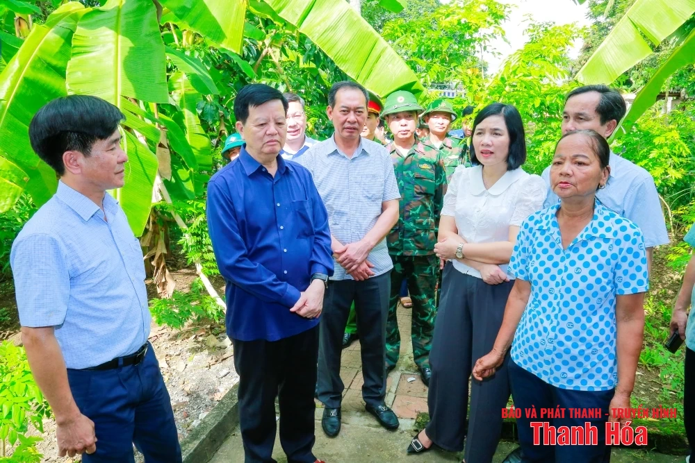 Phó Thủ tướng Chính phủ Mai Văn Chính thăm, tặng quà người dân vùng có nguy cơ bị ảnh hưởng bởi thiên tai