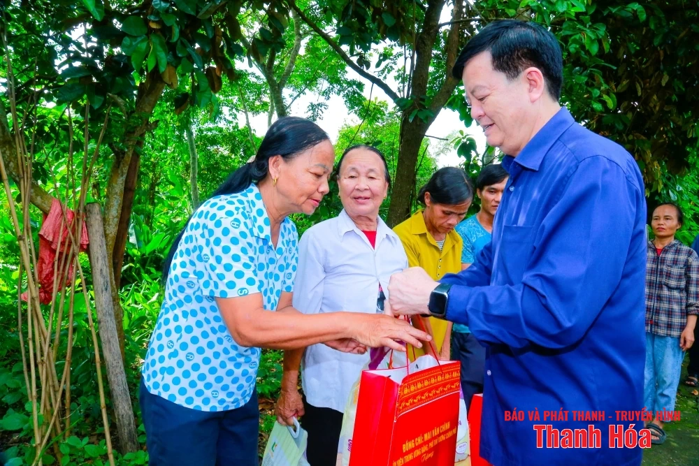 Phó Thủ tướng Chính phủ Mai Văn Chính thăm, tặng quà người dân vùng có nguy cơ bị ảnh hưởng bởi thiên tai