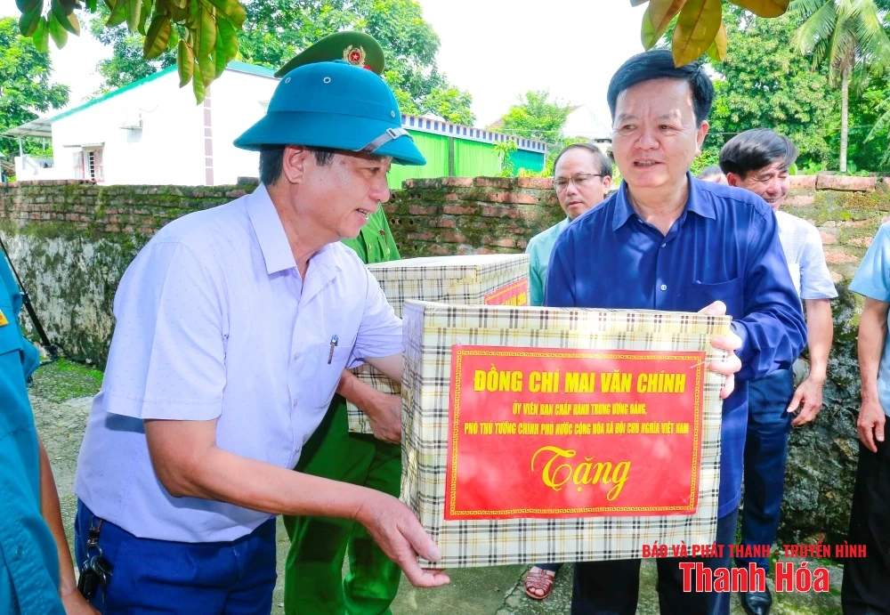 Phó Thủ tướng Chính phủ Mai Văn Chính thăm, tặng quà người dân vùng có nguy cơ bị ảnh hưởng bởi thiên tai