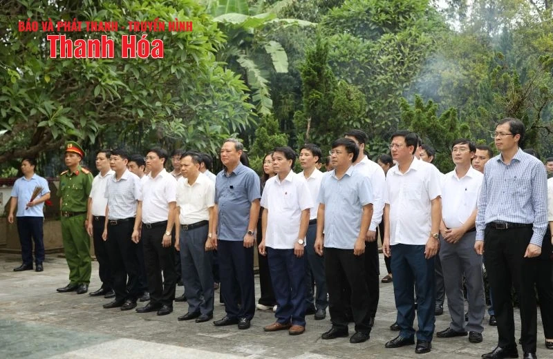 Bí thư Đảng ủy phường Hạc Thành Lê Anh Xuân thăm, tặng quà gia đình chính sách