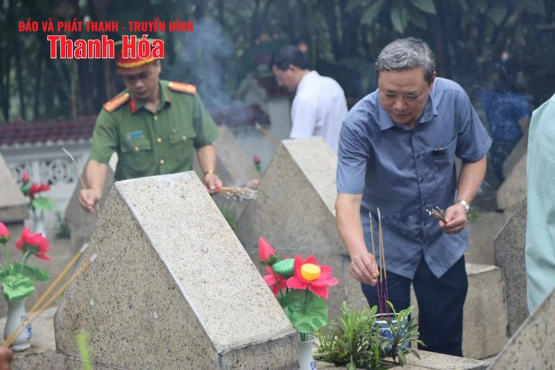 Bí thư Đảng ủy phường Hạc Thành Lê Anh Xuân thăm, tặng quà gia đình chính sách