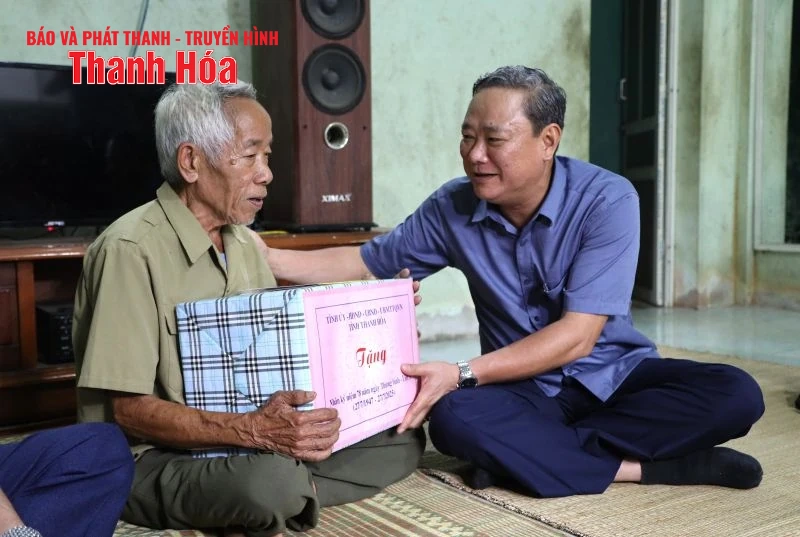 Bí thư Đảng ủy phường Hạc Thành Lê Anh Xuân thăm, tặng quà gia đình chính sách