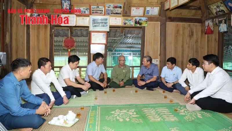 Bí thư Đảng ủy phường Hạc Thành Lê Anh Xuân thăm, tặng quà gia đình chính sách