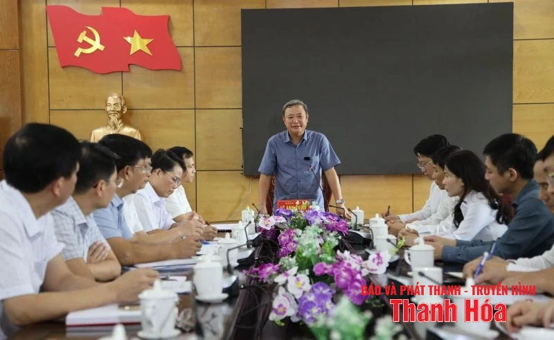 Bí thư Đảng ủy phường Hạc Thành Lê Anh Xuân thăm, tặng quà gia đình chính sách