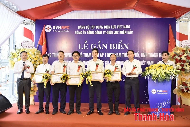 Gắn biển công trình chào mừng Đại hội đại biểu Đảng bộ Tập đoàn Điện lực Việt Nam