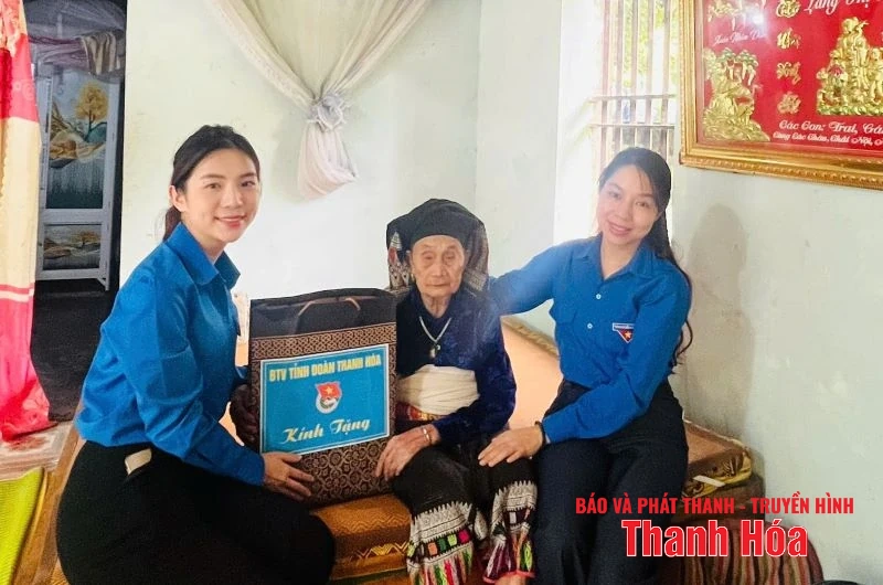 “Bữa cơm tri ân - Ấm áp nghĩa tình” bên Mẹ Việt Nam anh hùng