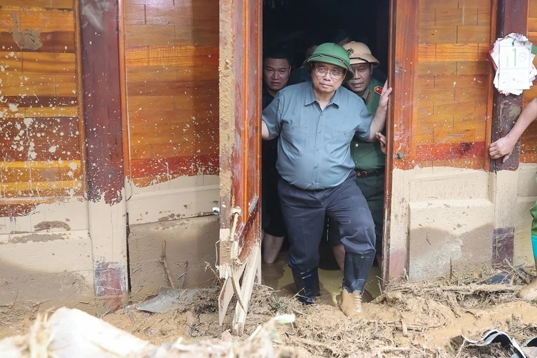 Thủ tướng: Làm mọi cách nhanh nhất có thể ổn định đời sống người dân vùng lũ