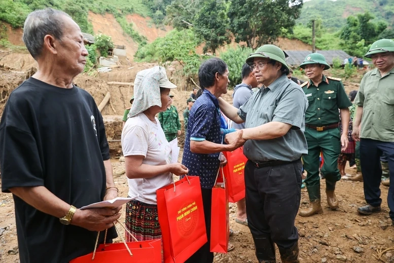Thủ tướng: Làm mọi cách nhanh nhất có thể ổn định đời sống người dân vùng lũ