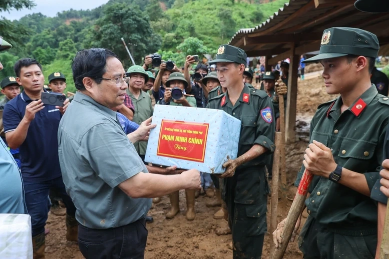 Thủ tướng: Làm mọi cách nhanh nhất có thể ổn định đời sống người dân vùng lũ
