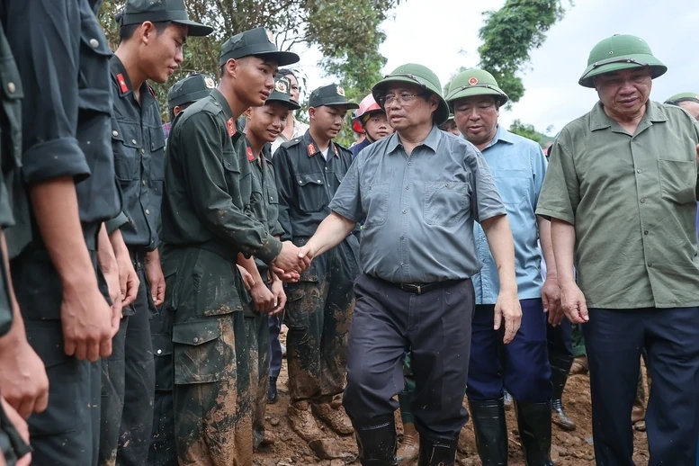 Thủ tướng: Làm mọi cách nhanh nhất có thể ổn định đời sống người dân vùng lũ