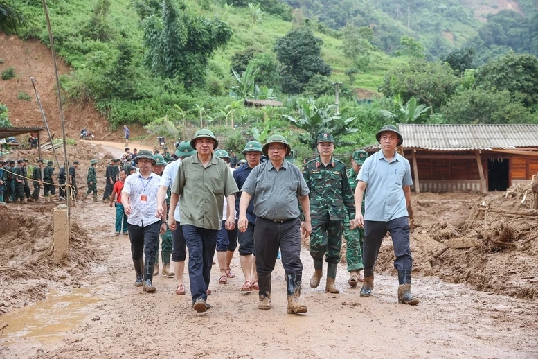Thủ tướng: Làm mọi cách nhanh nhất có thể ổn định đời sống người dân vùng lũ