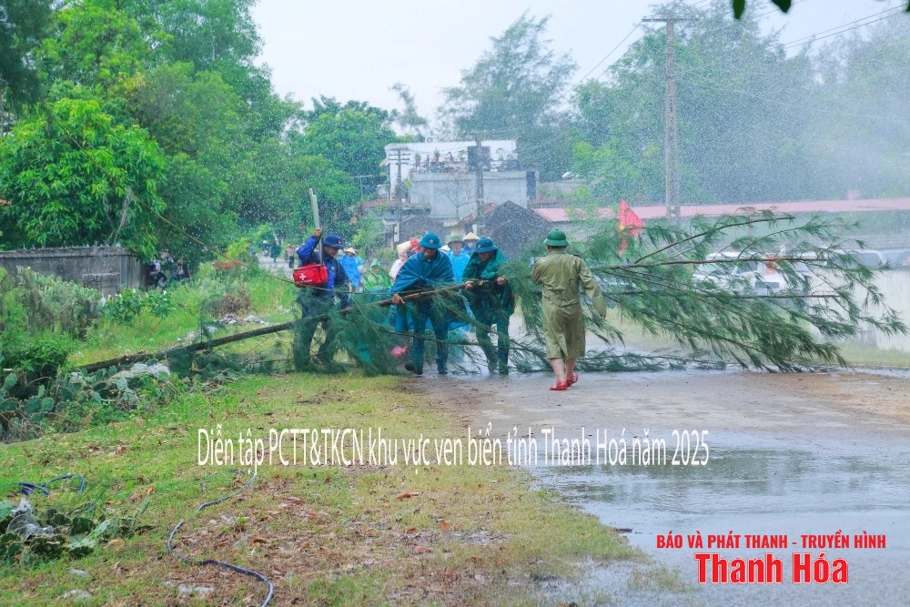 Hình ảnh diễn tập phòng, chống thiên tai, tìm kiếm cứu nạn khu vực ven biển