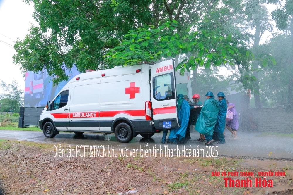 Hình ảnh diễn tập phòng, chống thiên tai, tìm kiếm cứu nạn khu vực ven biển