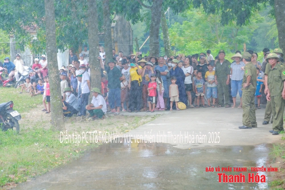 Hình ảnh diễn tập phòng, chống thiên tai, tìm kiếm cứu nạn khu vực ven biển