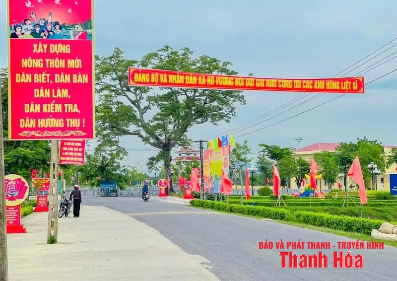 Hồ Vương rực rỡ cờ hoa chào mừng ngày Đại hội đại biểu Đảng bộ xã