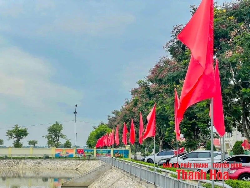 Hồ Vương rực rỡ cờ hoa chào mừng ngày Đại hội đại biểu Đảng bộ xã
