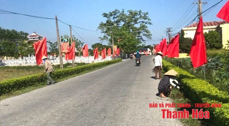 Hồ Vương rực rỡ cờ hoa chào mừng ngày Đại hội đại biểu Đảng bộ xã