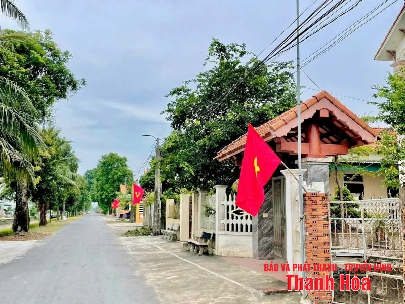 Hồ Vương rực rỡ cờ hoa chào mừng ngày Đại hội đại biểu Đảng bộ xã