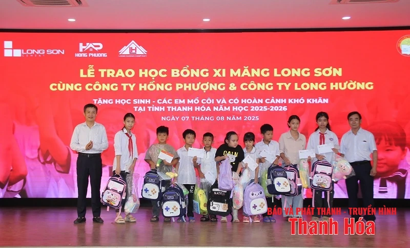 Xi măng Long Sơn trao học bổng, tiếp sức học sinh nghèo đến trường