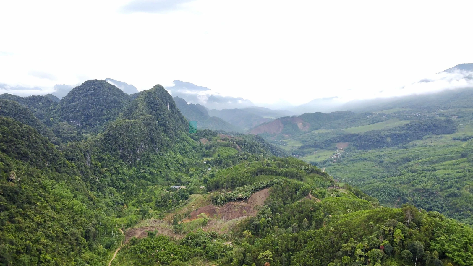 Từ thị trấn Cành Nàng, du khách phải di chuyển hơn 25km trên con đường đèo khúc khuỷu men theo triền núi để đến bản Kho Mường, xã Thành Sơn – nơi hang Dơi nằm ẩn mình.