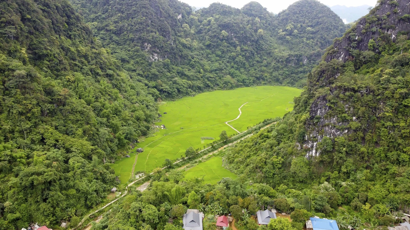 Tuy nhiên, phần thưởng cho sự kiên trì đó là khung cảnh thiên nhiên hùng vĩ: thung lũng với những ruộng lúa bát ngát, dòng suối nhỏ róc rách và không khí trong lành, mát mẻ quanh năm.