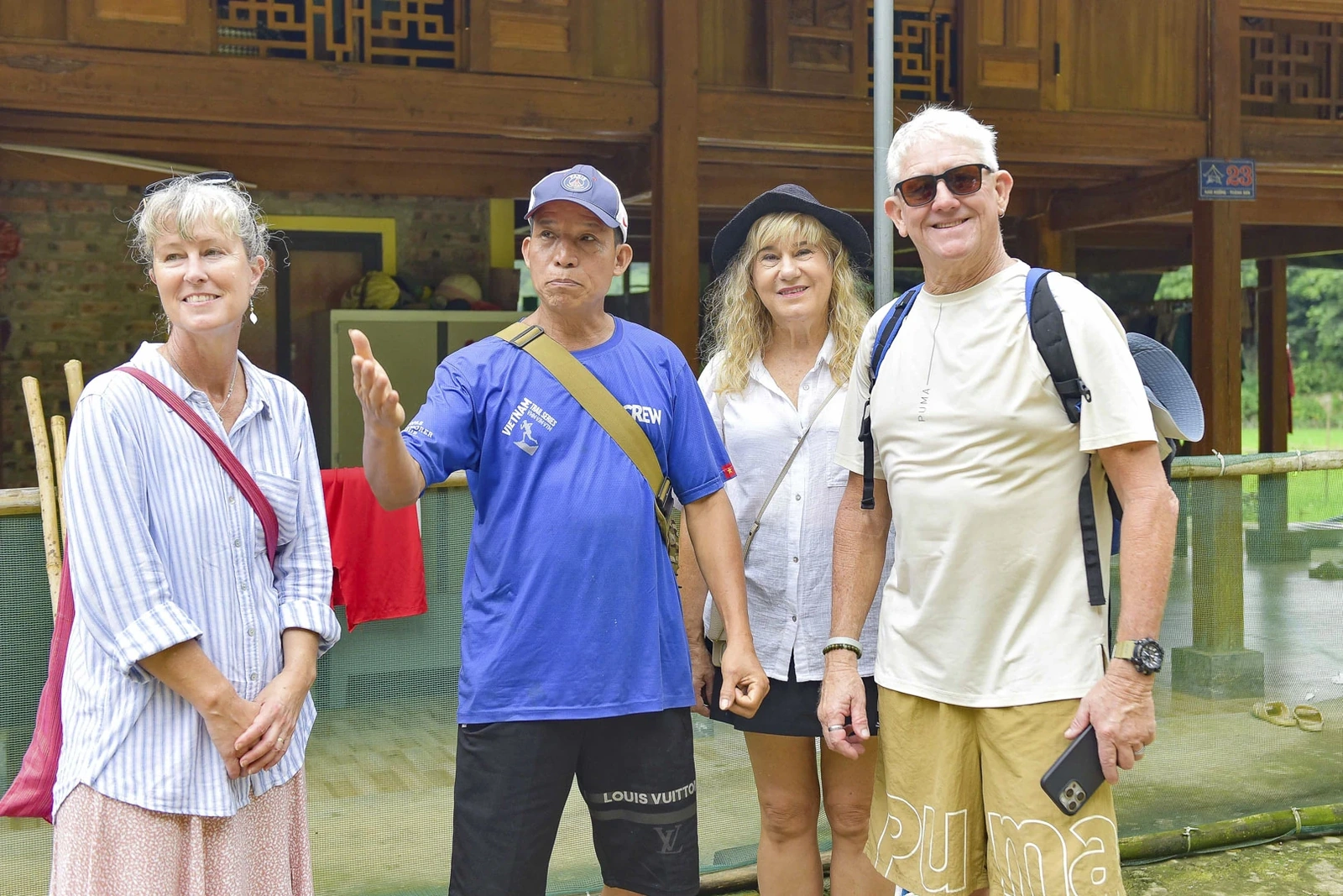 Ông Lò Văn Nam (áo xanh), một hướng dẫn viên du lịch địa phương đã có hơn 10 năm làm nghề, chia sẻ: “Hang Dơi như một viên ngọc còn thô của xứ Thanh. Nhưng chính vì thế mà nó vẫn còn nguyên sơ. Tôi vẫn nhớ lần đầu tiên đưa đoàn du khách đến đây, ai cũng ngỡ ngàng như bước vào một thế giới cổ xưa trong lòng núi”.