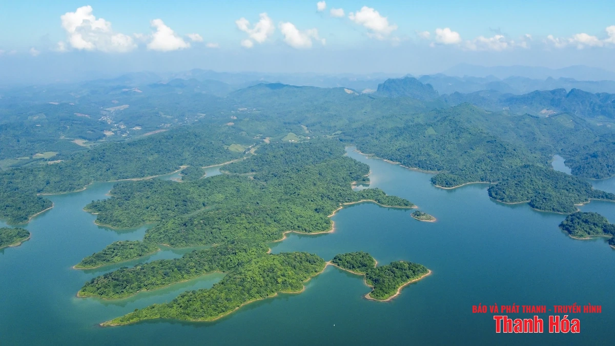 Viên ngọc xanh Bến En nhìn từ trên cao