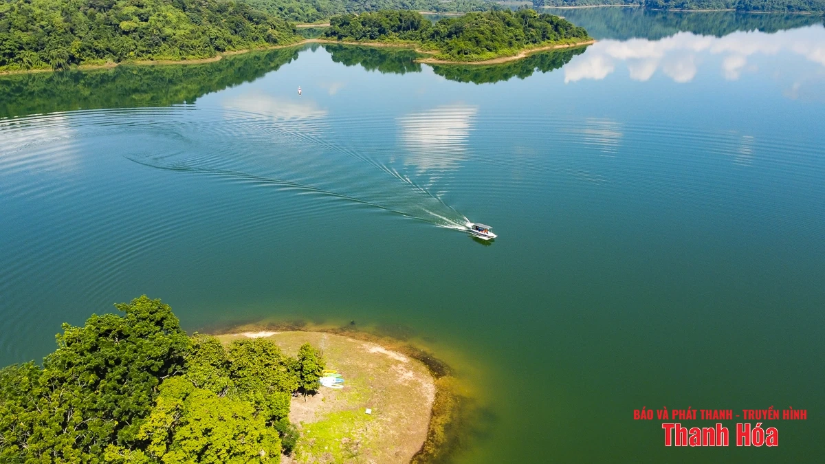 Viên ngọc xanh Bến En nhìn từ trên cao