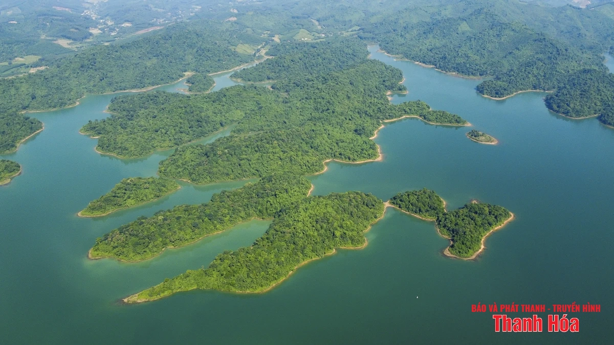 Viên ngọc xanh Bến En nhìn từ trên cao