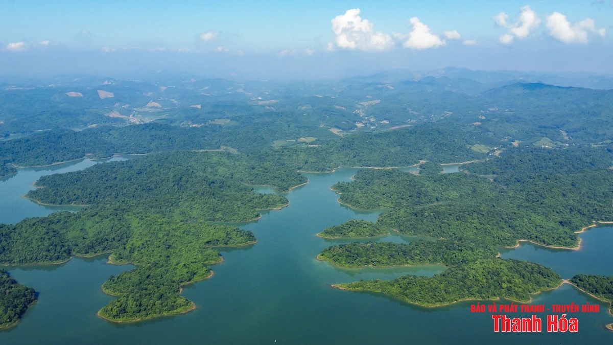 Viên ngọc xanh Bến En nhìn từ trên cao