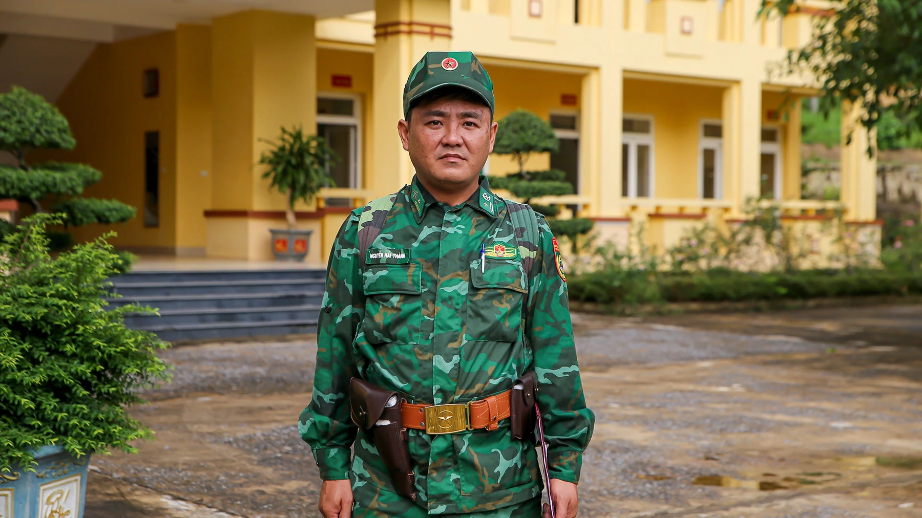 Tôi là Thiếu tá Nguyễn Hải Thành (Đội trưởng Đội Tham mưu - Hành chính, Đồn Biên phòng Bản Giàng, đóng ở xã Hương Vĩnh, huyện Hương Khê). Hôm nay, tôi cùng với các đồng chí trong tổ tuần tra biên giới lên đường thực hiện nhiệm vụ tại các cột mốc, cột dấu biên giới do Đồn Biên phòng Bản Giàng quản lý.