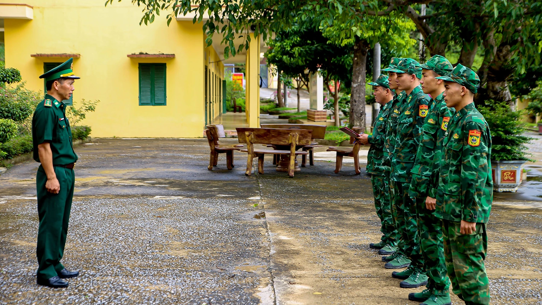 Lần này, tổ tuần tra của chúng tôi có 5 đồng chí. Gồm tôi - tổ trưởng và các đồng chí: Trung úy Trương Công Hậu, Thiếu úy Nguyễn Trọng Phúc, Binh nhất Lê Hữu Cường, Binh nhất Lê Anh Đức. Trước khi lên đường, chúng tôi được đồng chí Đồn trưởng giao nhiệm vụ, dặn dò những việc cần thiết.