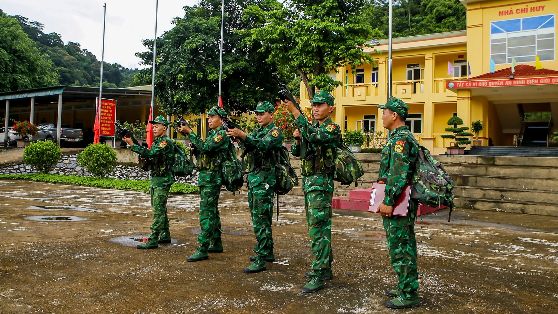 Đồn Biên phòng Bản Giàng quản lý 6 cột mốc giới và 1 cột dấu với tổng chiều dài biên giới là 19,382 km. Theo kế hoạch, mỗi tháng, chúng tôi thực hiện tuần tra bảo vệ đường biên, cột mốc ít nhất 1 lần và để đi hết 6 cột mốc phải mất hơn 1 tuần.