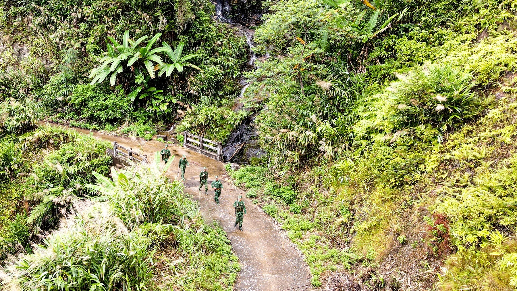 Đường hành quân tới cột mốc giới 512 dài 14 km, thường phải mất 1 ngày mới tới nơi. Trải qua những đợt mưa lớn dài ngày, con đường chúng tôi đi gặp phải những thân cây lớn chắn ngang do bị gió quật bật gốc. Phải khá lâu tổ mới di dời, thu dọn chướng ngại vật sang một bên để tiếp tục hành trình.