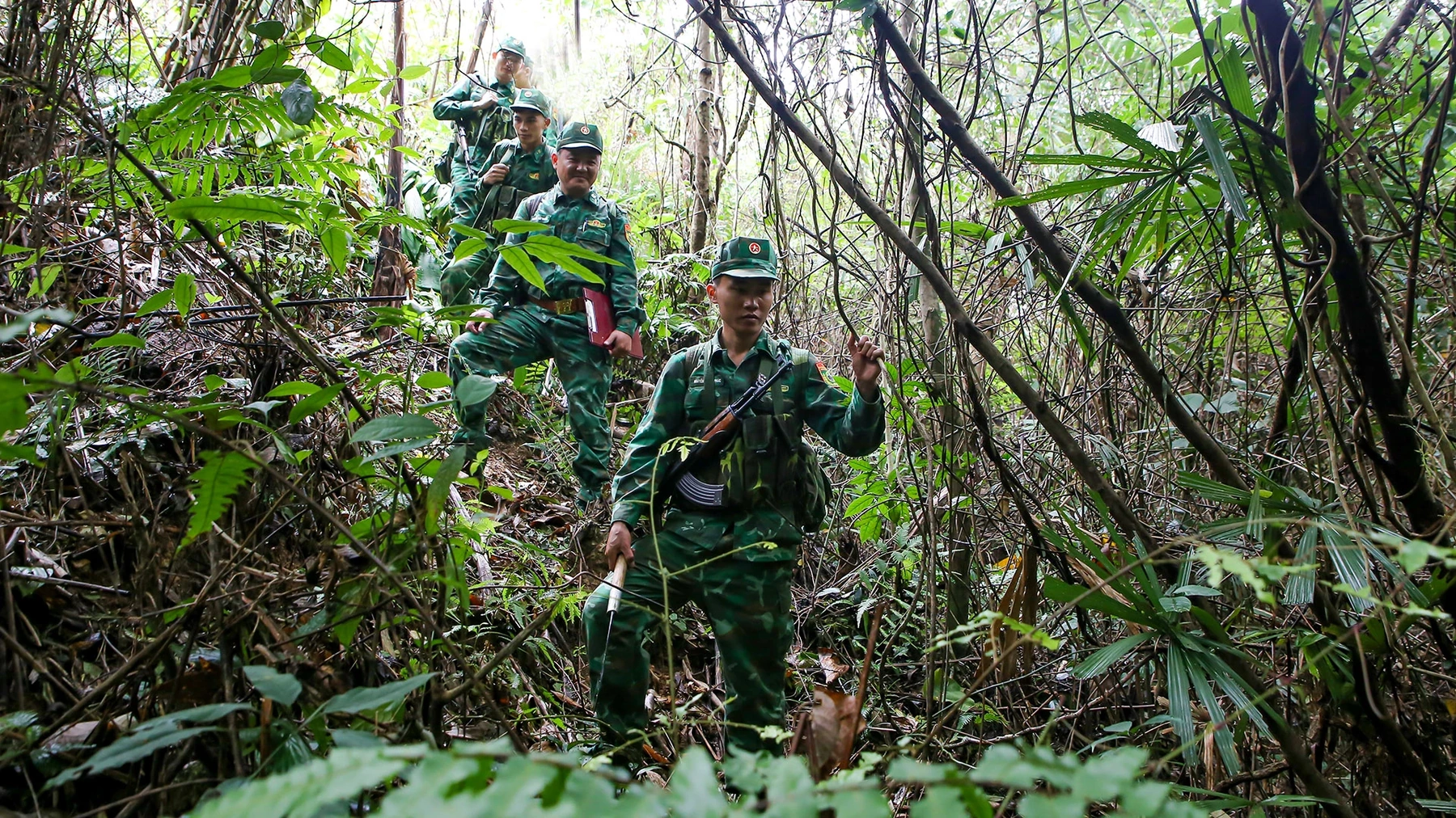Tổ tuần tra lần này gặp thời tiết không thuận lợi, đường sá trơn trượt, phải qua nhiều núi cao, suối sâu. Vì vậy, chúng tôi phải men theo từng khe suối, vạch từng tán lá rừng mà đi. Nhiều lúc bị dây rừng níu chân đến vấp ngã, gai nhọn đâm đến tứa máu nhưng cũng không ngăn được những bước chân của chúng tôi trên con đường bảo vệ biên cương Tổ quốc.