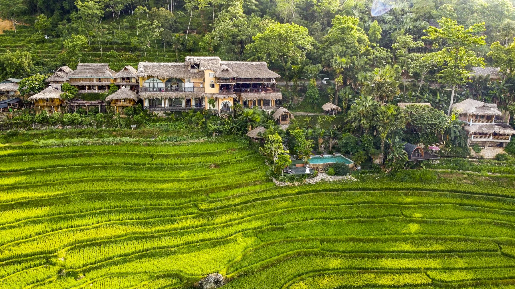 Chỉ cách thác chừng vài km, bản Đôn - trung tâm du lịch cộng đồng hiện ra với những homestay xinh xắn, nơi bạn có thể thức dậy giữa biển mây bồng bềnh và ngắm ruộng bậc thang nhuộm vàng mùa lúa chín.