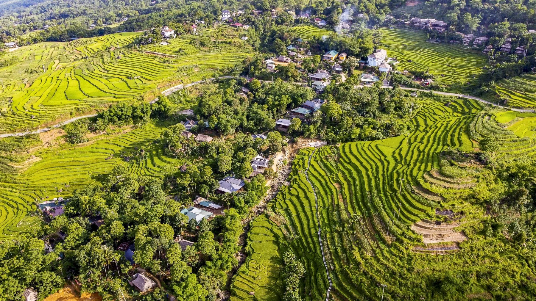 Với sự kết hợp giữa thiên nhiên hùng vĩ, khí hậu mát lành và nét văn hóa bản địa đặc sắc, Pù Luông và thác Hiêu cùng các vùng phụ cận là điểm đến không thể bỏ qua với những ai yêu du lịch trải nghiệm.